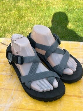 Tribu Men’s Gray Black Strappy Outdoor Sandals Size 7